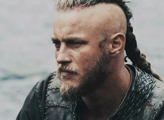 Travis Fimmel Femme