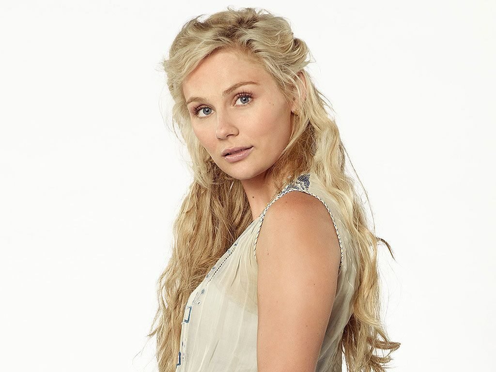 Clare Bowen Taille